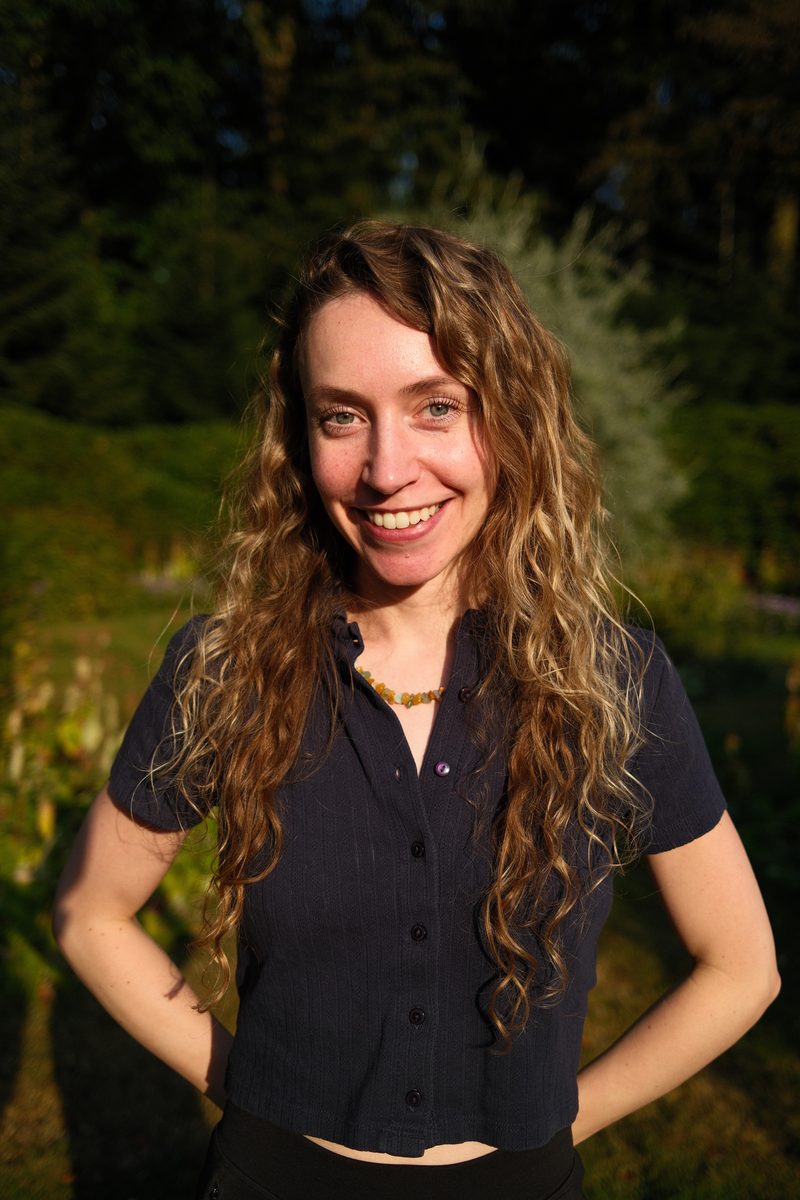 Sarah Koedam lachend buiten in de avondzon